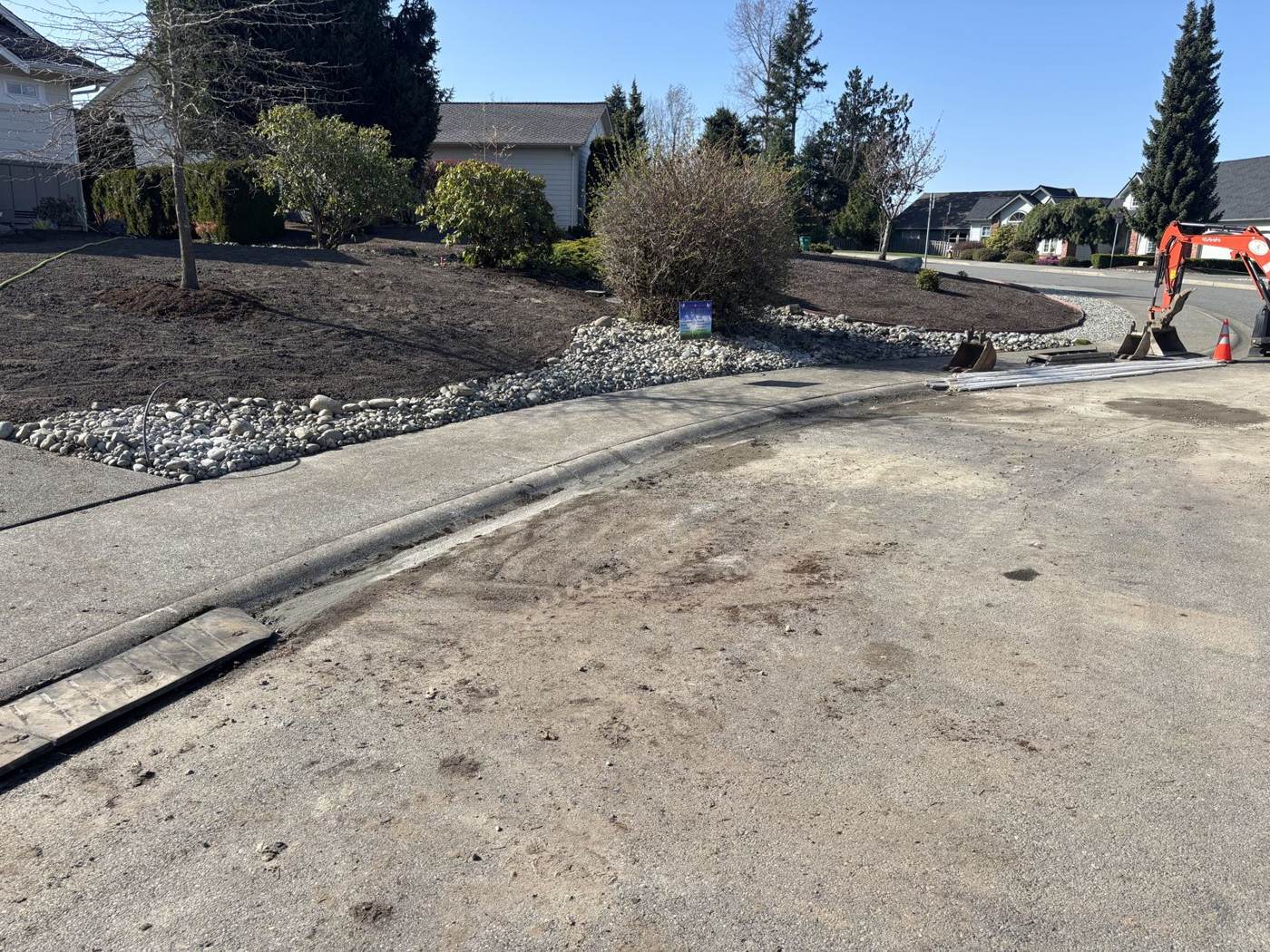 Rock border and mulch bed installation